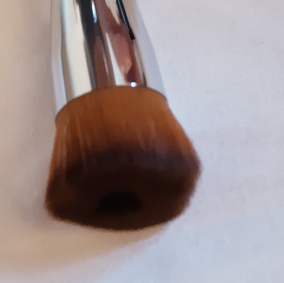 Younique Liquid foundation brush - Picture 2 of 2